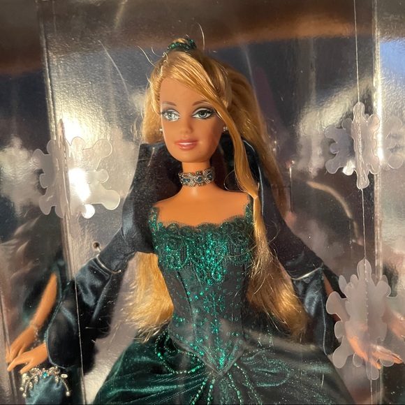 2004 Holiday Barbie - Picture 2 of 12